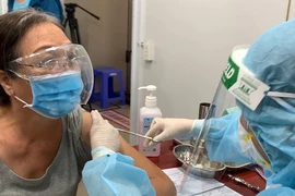 Video: Người cao tuổi và mắc bệnh nền được tiêm vaccine COVID-19 