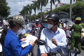 Video: Đà Nẵng linh động xét giấy đi đường để tránh ùn ứ tại chốt kiểm soát 