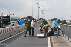 Video: Cụ ông 91 tuổi đạp xe trên cầu Bình Triệu bị xe tông rồi bỏ chạy