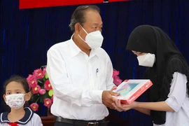 Nguyên Phó Thủ tướng tặng 100 máy tính bảng cho học sinh
