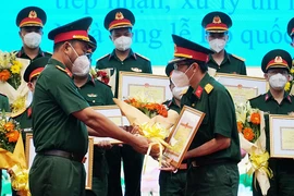 Video: Tâm sự nhói lòng của người lính mất người thân trong quá trình chống dịch