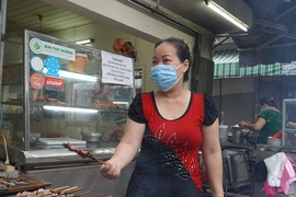 Video: Chủ quán ăn rục rịch dọn dẹp, chờ quyết định được phục vụ tại chỗ 