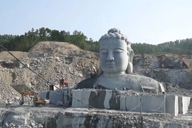 Video: Tượng Phật khổng lồ giữa mỏ đá ở Đà Nẵng