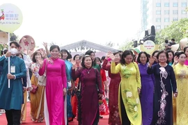 Video: Hàng ngàn bộ áo dài khoe sắc giữa trung tâm TP.HCM