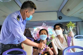 Video: Hành động bất ngờ, xúc động của anh tài xế xe buýt ngày 8-3 
