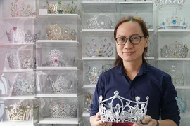 Chế tác hàng trăm vương miện của các cuộc thi bằng giấy, dây kẽm