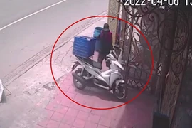 Video: Thanh niên bỏ xe đạp để trộm xe máy ở Bình Dương 