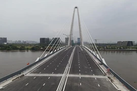 Cầu Thủ Thiêm 2 trước ngày khánh thành: Gỡ rào chắn, phủ cây xanh, trải thảm nhựa