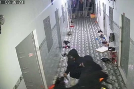2 người cầm hung khí đột nhập vào phòng trọ đang có người, lấy nhiều tài sản