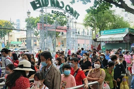 Video: Trung tâm TP.HCM nhộn nhịp trong ngày đầu nghỉ lễ 