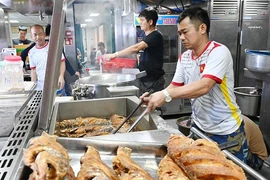 Những ‘anh nuôi’ trên tàu KN290 đến Trường Sa