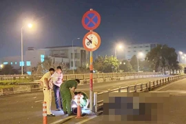 Video: Xe máy tông vào cột biển báo, một người chết, một người bị thương