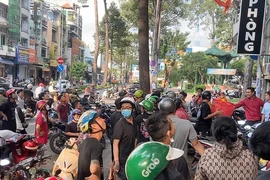 Video: Hàng trăm người tranh nhau giật đồ cúng cô hồn