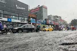 Video: Nhiều tuyến đường tại TP.HCM chìm trong biển nước, có nơi ngập sâu nửa mét