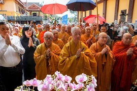 Video: Xúc động lễ cầu siêu cho những người mất vì COVID-19