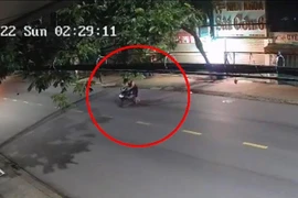 Video: Đi ngủ quên dắt xe vào nhà, một người đi bộ ngang qua lấy mất