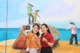 Con đường tranh bích họa tuyệt đẹp ở xóm chài