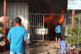Video: Cháy vựa ve chai ở Bình Dương, một bé trai bị bỏng nặng