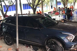 Video: Vừa đăng ký biển số xong, xe ô tô lùi tông sập tường công ty may