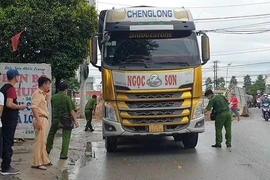 Video: Đi học về, một học sinh lớp 9 bị xe tải cán tử vong
