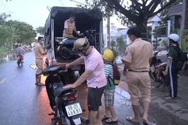 Video: CSGT dùng xe chở người dân vượt qua vùng nước ngập