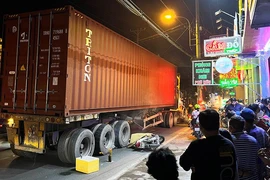 Video: Đón cháu đi học về, người đàn ông bị xe container cán chết