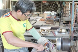 Làng nghề đúc đồng trăm tuổi đỏ lửa nấu mẻ cuối cùng của năm 