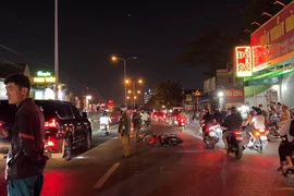 Video: Sau cú va quẹt với xe máy, nam shipper bị xe 16 chỗ cán tử vong