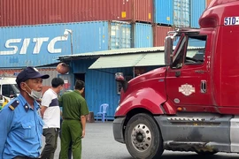 Video: Phát hiện một tài xế tử vong trong cabin xe container