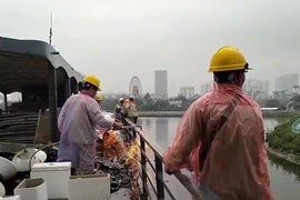 Video: Công nhân đội mưa tháo dỡ 2 du thuyền cuối cùng ở hồ Tây