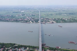 Video: Cây cầu vượt sông dài nhất Việt Nam nhìn từ trên cao