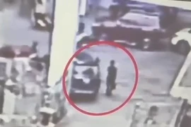 Trình chiếu video Hoàng Văn Hưng nhận chiếc cặp khóa số mà VKS cho rằng đựng 450.000 USD