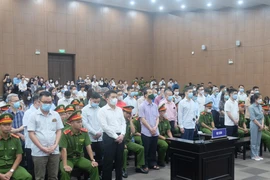 Các bị cáo vụ ‘chuyến bay giải cứu’ rời tòa sau khi tuyên án