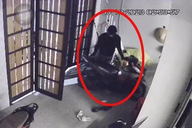 Video: Đột nhập nhà dân, 30 phút lấy trộm 2 xe máy