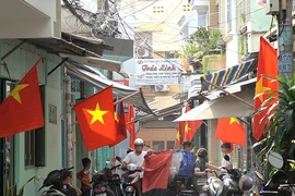 Các tuyến đường, con hẻm đỏ thắm màu cờ mừng năm mới 2024