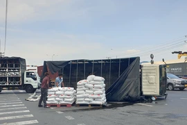 Xe tải đang quay đầu thì lật nhào, chắn ngang đường