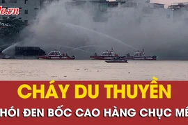 Du thuyền trên sông Sài Gòn bất ngờ bốc cháy dữ dội
