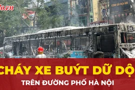 Video: Xe buýt cháy dữ dội trên đường phố Hà Nội 