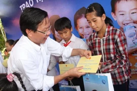 Trồng cây xanh tại khu di tích đường Hồ Chí Minh trên biển