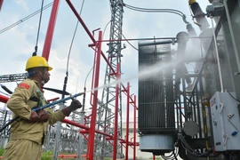 Lính truyền tải điện gồng mình trong nắng nóng