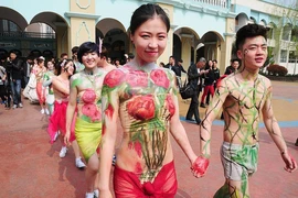 Sốc với đám cưới bán nude ở Trung Quốc