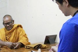 Thầy tu đào mộ, chặt xác làm phép ... chơi xổ số