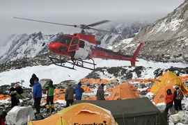 Hàng trăm người mắc kẹt trên đỉnh Everest chờ cứu hộ