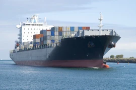 Iran bất ngờ nổ súng, bắt tàu hàng tại eo biển Hormuz