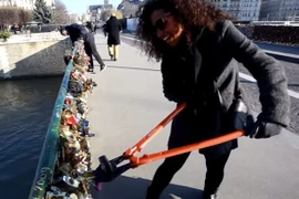 Paris chuẩn bị 'khai tử' hàng triệu 'ổ khóa tình yêu'