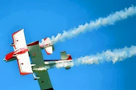 Máy bay nhào lộn đâm nhau gần bãi biển đông người