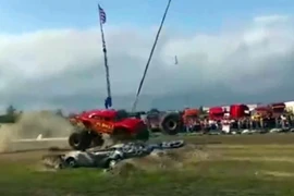 Clip: Kinh hoàng bánh xe khổng lồ lao vào đám đông