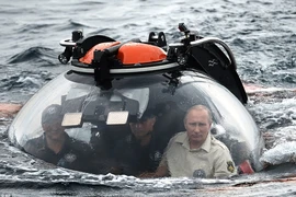 Putin lên tàu ngầm lặn biển xem xác tàu đắm tại Crimea