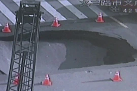 Sụt đường ở Trung Quốc, xe suýt bị ‘nuốt chửng’