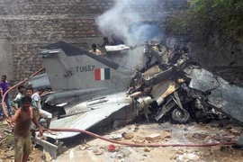 Chiến đấu cơ MiG-27 đâm xuống khu dân cư, bốc cháy